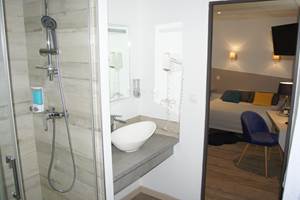 Hotel Alphée -  chambre double salle de douche 002