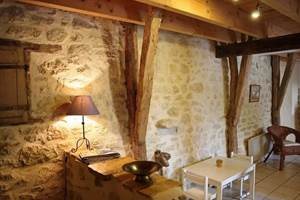 Au gîte Rocamadour, salon  qui allie charme des vieilles pierres, du bois et de l'authenticité.
