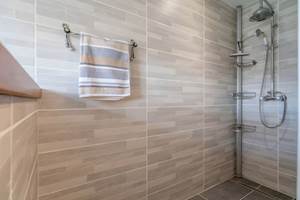 salle-de-bain-ensoleillee-vue-fenetre-gite-famille