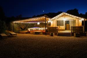 La cabane Ayana de nuit