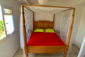 Chambre parentale, lit queen size et salle de bain attenante