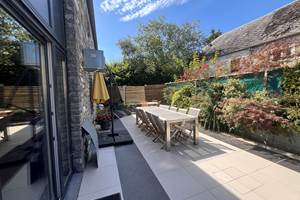 Terrasse spacieuse et son barbecue