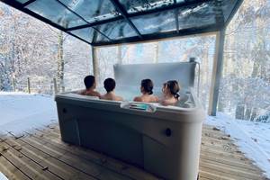 Spa privatif chauffé à 38°C avec vue sur la forêt