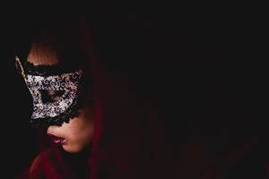 woman-with-carnival-mask-dark-background