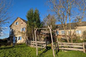 maison-hotes-ferme-ancienne-exterieur-nature-bois-centres-aveyron-saisonnee.jpg