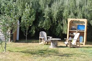 cuisine d'été et douche solaire roulotte nature et bois