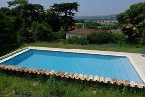 grande-piscine-privée-vue-campagne-domaine-salamandre-lauzerte-quercy-blanc