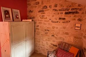 CHAMBRE ROSE 2E`ME E´TAGE armoire-fauteuil MI