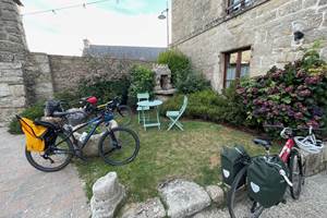 Accueil vélo devant le Grand Gîte