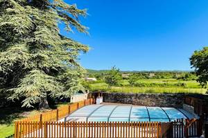 La piscine avec son nouvel abri