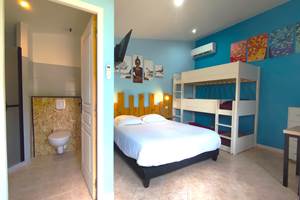 La chambre avec la salle d'eau