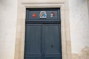 Le porche avec les armoiries