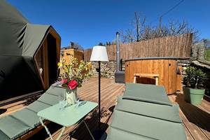 Terrasse aménagée avec bains de soleil face à la nature