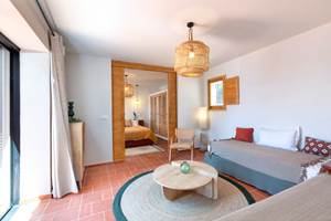 23 Oliveres Patio Salon Suite parentale 1 vue mer