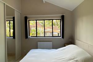 chambre-gite-lit-confort-vue-piscine