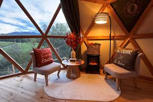 Salon cosy au coin de la cheminée décorative