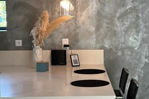 Tout le nécessaire à portée de main dans une cuisine élégante et lumineuse