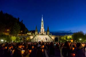 Le Clos Fleuri - Procession mariale de Lourdes