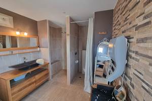 grande vasque, douche à l'italienne et WC séparés