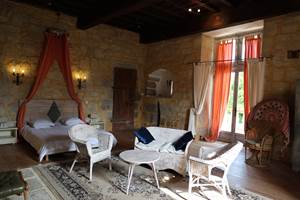 Chambre des Peyronnenc : chambre d'hôtes romantique dans le cadre historique du Lot.