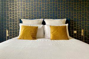 Tête de lit pour un lit queen size avec linge de lit en lin lavé