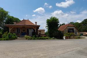 Grand parking devant les gites