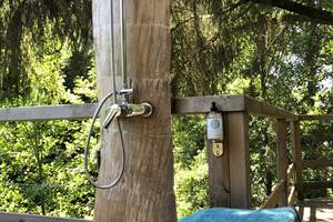Douche extérieure près du spa