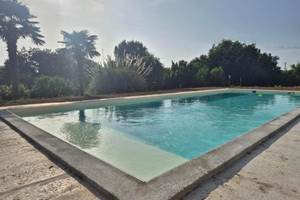 <img src="piscine-hacienda-soubran.jpg"       alt="Piscine extérieure de L’Hacienda de Soubran entourée de jardin"       title="Piscine et jardin de L’Hacienda de Soubran, Charente-Maritime">