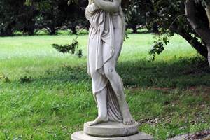 Statue de Vénus dans le jardin
