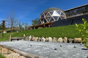 Boulodrome, avec jeux de pétanque et de quilles finlandaises