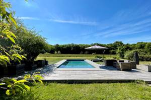 La Piscine Chauffée face au champ