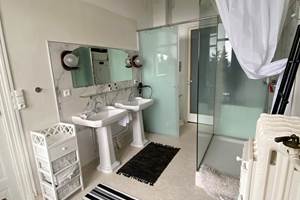 Salle d'eau très spacieuse, douche xl, wc et coin buanderie séparés