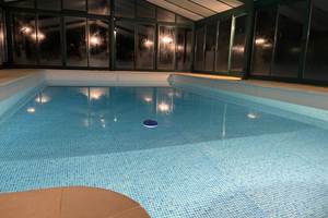 Piscine éclairée le soir