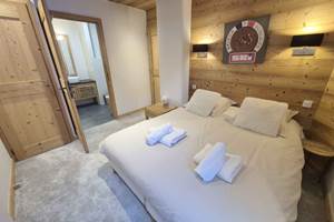 Chambre parentale (literie neuve, largueur 160)