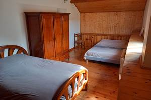 A L'ETAGE CHAMBRE 2 (2 lits 140x190)