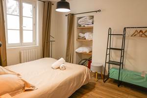 vue sur placard et lit bébé