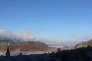 Clocher et brume sur Gruyères