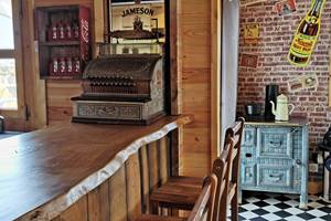 Bar style saloon en bois au Chalet Ouessant à Plouarzel, idéal pour des moments conviviaux en famille