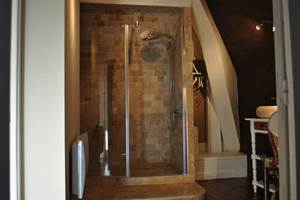 Chambre Travertin la douche façon hamam