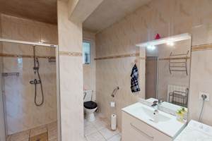 Salle de bain avec douche italienne  +  WC