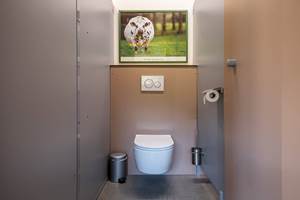 WC et douche privatifs dans les sanitaires communs avec la cabane arctique