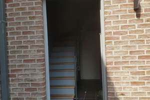 Entrée indépendante de l'appartement, situé au premier étage, boite à clés pour un accès autonome en cas d'absence des propriétaires.