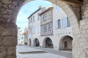 place-des-cornieres-lauzerte-plus-beau-village-france-quercy-blanc