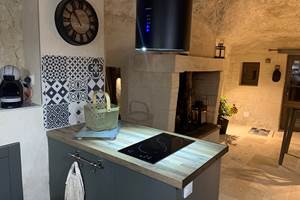 cuisine-equipee-troglodyte-gite-couple-chinon-touraine