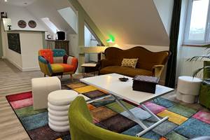 SALON ET BAR ETAGE gîte 14 personnes Valorbiquet