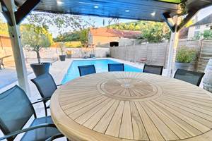 repas-au-bord-de-la-piscine