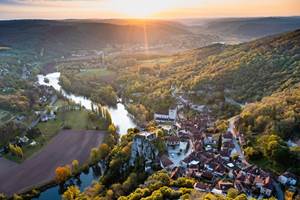230421072832 Soleil levant sur Saint-Cirq-Lapopie - vue drone Cyril Novello - Lot Tourisme_1024x886
