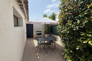 Coin repas ombragé avec barbecue pour des grillades conviviales