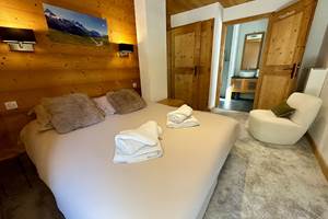 Chambre parentale avec salle de bain (largeur 160, literie neuve)