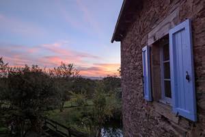 maison-hotes-saisonnee-coucher-soleil-batisse-bien-etre-aveyron.jpg